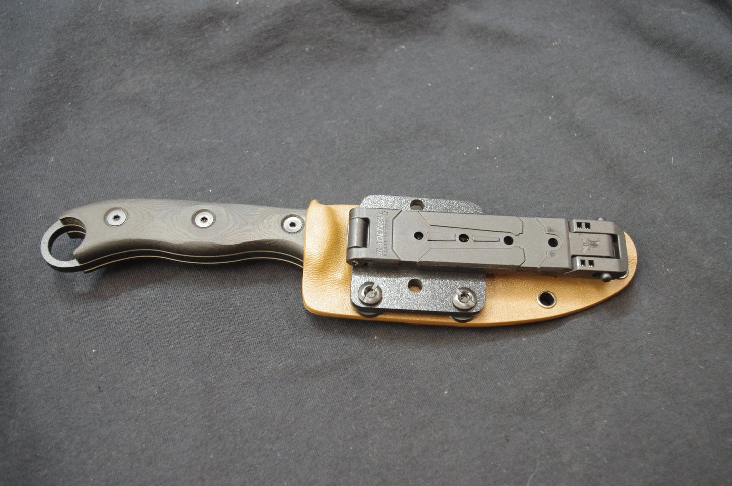 SINGLE BLADE-TECH MOLLE-LOK ON A RED HILL CUSTOM MOUNTING PLATE (DOES NOT INCLUDE SHEATH)