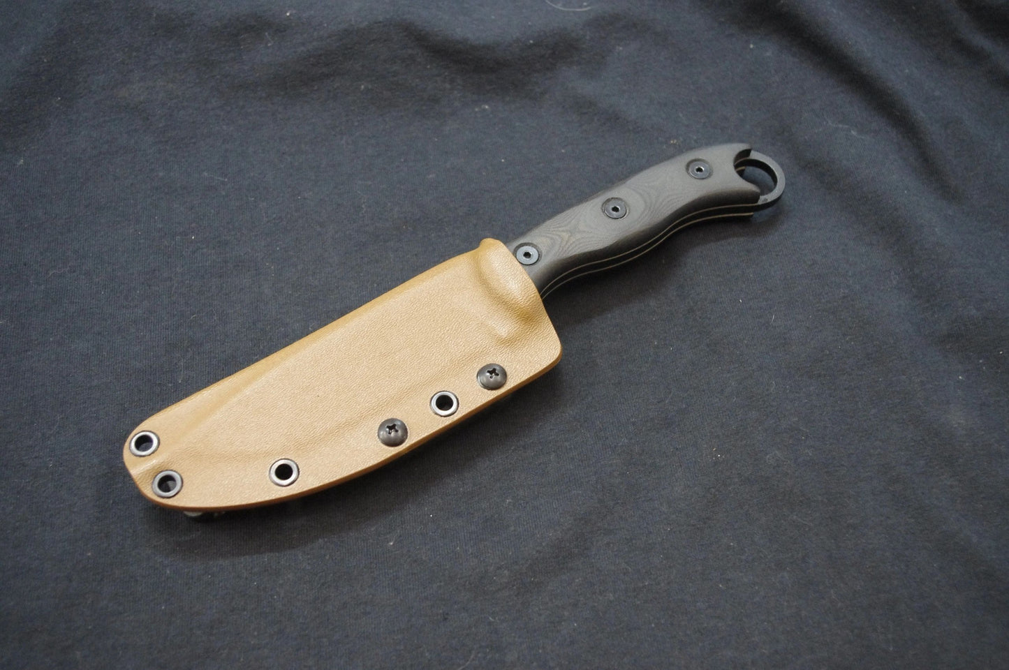 SINGLE BLADE-TECH MOLLE-LOK ON A RED HILL CUSTOM MOUNTING PLATE (DOES NOT INCLUDE SHEATH)
